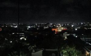 索马里首都一饭店遭汽车爆炸袭击，数十人死伤