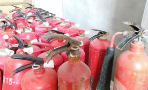 上海消防队员试验不合格翻新灭火器：油桶被喷后火势不减反增