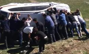 青海湖畔警车失控侧翻伤员被牧民游客救出，警方：深深感谢