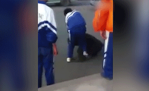 4中学生殴打乞丐:系1人被打后还击