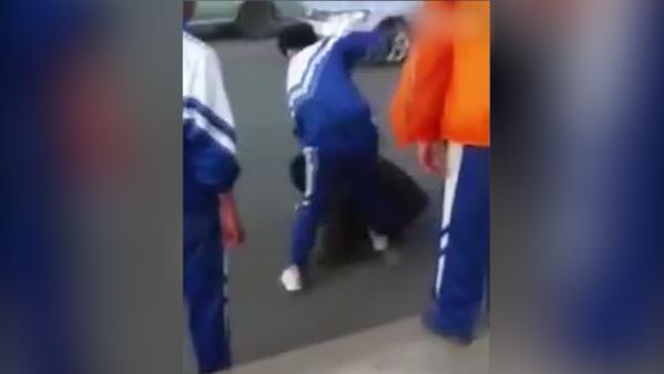 4中学生殴打乞丐：系1人被打后还击