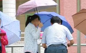 重庆小学生典礼上为校长打伞，校方：校长专心颁证未注意到