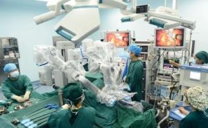 老伯肠、肝、肺三病灶由手术机器人一次性切除，3年未复发