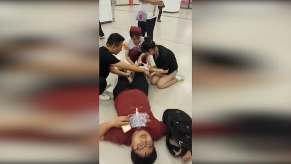 220斤男子地铁摔伤，护士长跪地急救