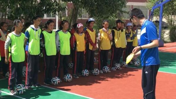 上海教练带藏族女生上演“踢球吧老师”