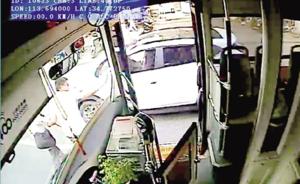 郑州一公交司机“脱岗”3分钟扶盲人过街，满车乘客报以掌声