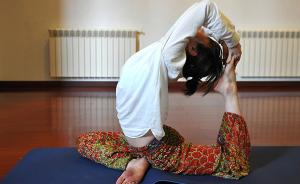 武汉一女子跟着电视做瑜伽，一个仰头拉伸成了高位截瘫