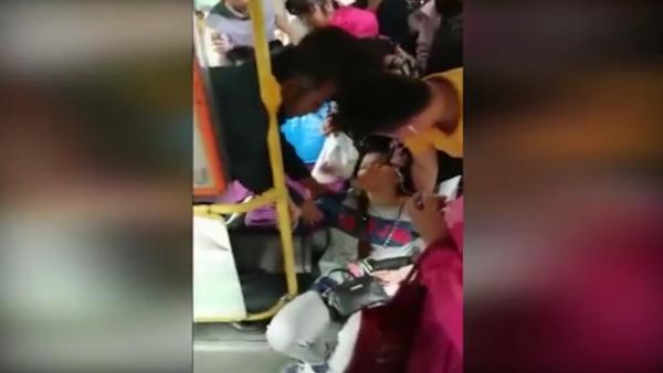 女子公交车上发病晕倒，一车乘客救助