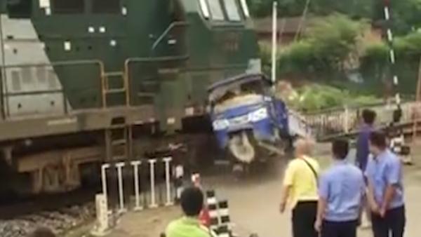 三轮车卡轨道遭火车撞毁，司机跳车逃生