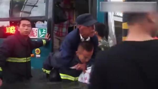 吉林暴雨：消防员背起公交乘客“过河”
