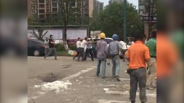 劝阻摊贩与工人冲突，5城管被打伤