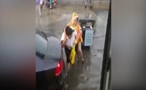 连背35个!女校车员蹚水送小学生上车