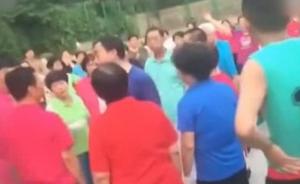 篮球场关闭后,广场舞老人占领羽毛球场