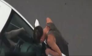 男子专拦女司机头撞车讨钱,得逞后买烟