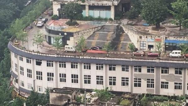重庆再现“魔幻场景”：屋顶马路跑汽车