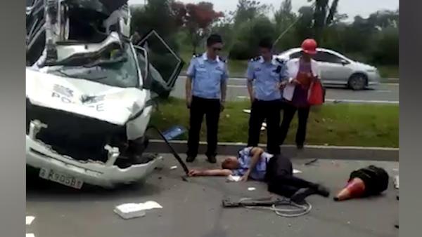 扬州值勤警车与轿车相撞，交警1死1伤