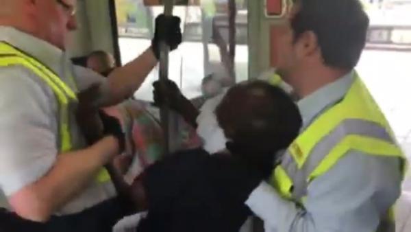 种族歧视？德国列车员锁喉赶黑人乘客