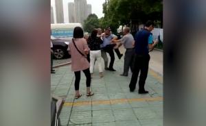 宾馆老板门前晾被子,与城管冲突后骨折