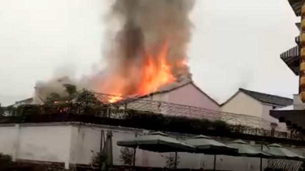 横店影视城房屋大火，以为拍戏无人报警