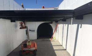 为治堵马斯克开始在洛杉矶挖隧道，首台盾构机名为“戈多”