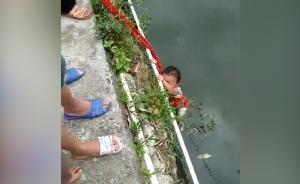 对生活不满，养母将3岁女吊着浸入池塘