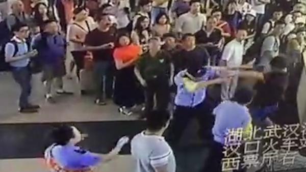 男子火车站买票插队,民警劝阻被打