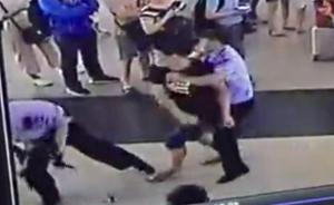 武汉一男子在火车站插队购票遭制止，吸毒致幻殴打民警被控制