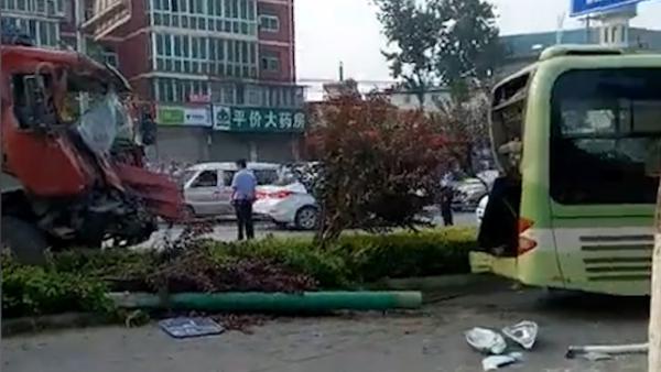 北京：公交车上下客被追尾，20余人伤