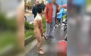 赤裸男童疑遭父亲当街虐打，路人劝阻
