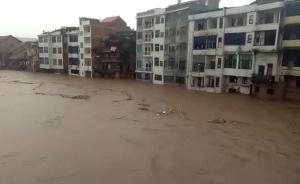 湖南：洪水吞噬二层小洋楼，邻居互救
