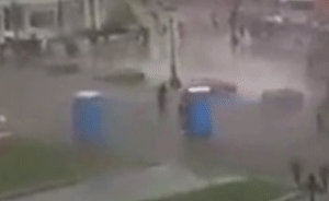 莫斯科红场厕所跑了:路人拿它避雨