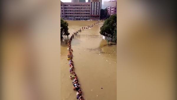 湘乡：中学被淹，1300学生接力转移