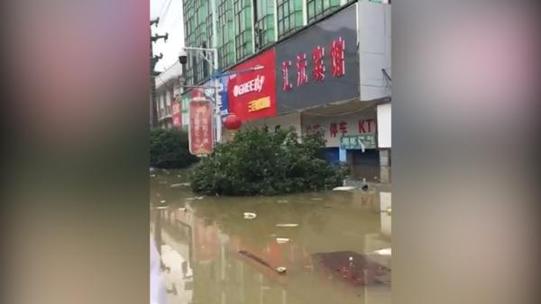 湖南邵阳：持续大雨淹没百货商场一楼