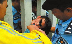 又见护栏卡脖：8岁女孩玩耍时遇意外，民警消防员合力破拆