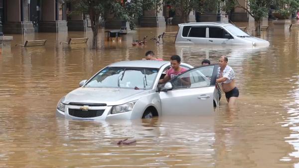 湘江暴雨水漫社区，居民拖家带口涉水转移