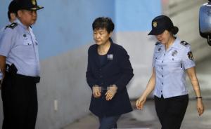 韩媒称朴槿惠庭审时突然昏迷，旁听人：她死了法官要负责