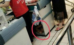 网友在杭州超市拍下这一幕：收银员的孩子蜷在收银台下睡着了