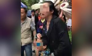 精神异常非人贩!女子当街撕扯带孩家长