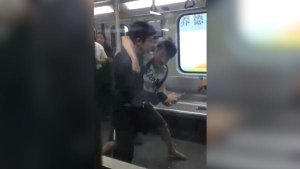 两男子地铁持刀打斗，女站务员空手夺刃