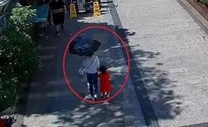 3岁女童被独留杭州一服饰城，随行戴口罩女子在监控盲区离开