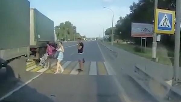 俄女子推婴儿车险被撞，随后淡定走开