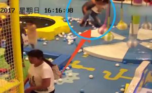 孩子互抢玩具,男家长抱摔女童母亲