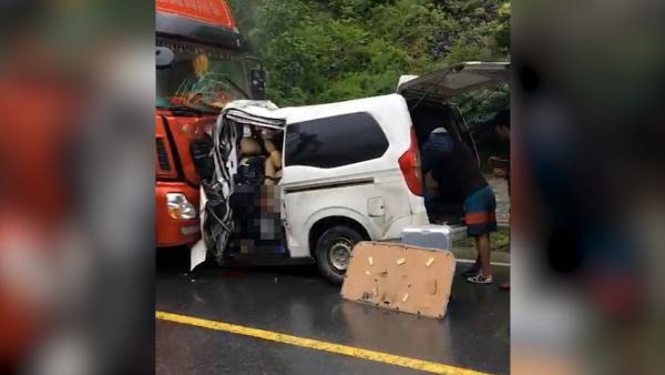 四川理县：五菱客车与卡车相撞8人死亡