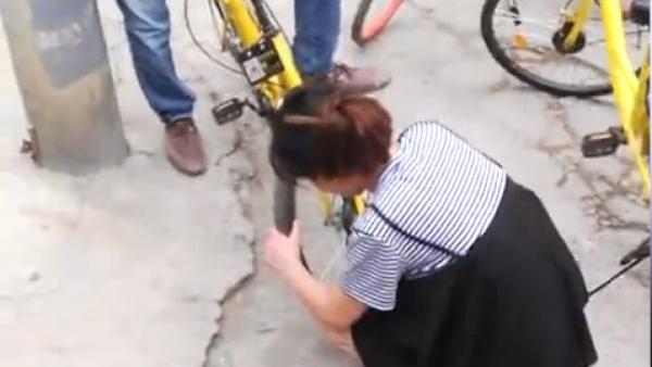 北京：上锁放气私占共享单车，双方争吵