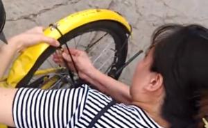 北京一小伙欲骑共享单车，被上私锁大妈放气并指责“来抢车”