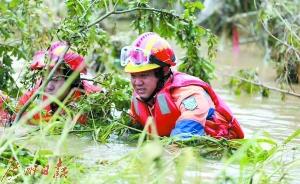 佛山菠萝救援队：义务抗洪救灾，一天泡在水里十几个小时