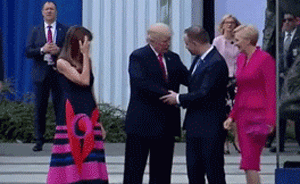 “握手杀”失灵！波兰总统夫人一个动作让特朗普懵了