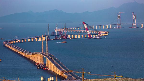 港珠澳大桥主体贯通，年底具备通车条件