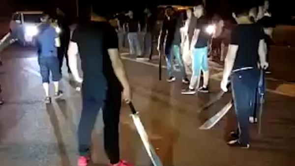 云南：数十人持刀棍街头打斗，警方调查
