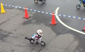 胜千言｜不轻言放弃：看4岁男童平衡车比赛中如何逆转得胜